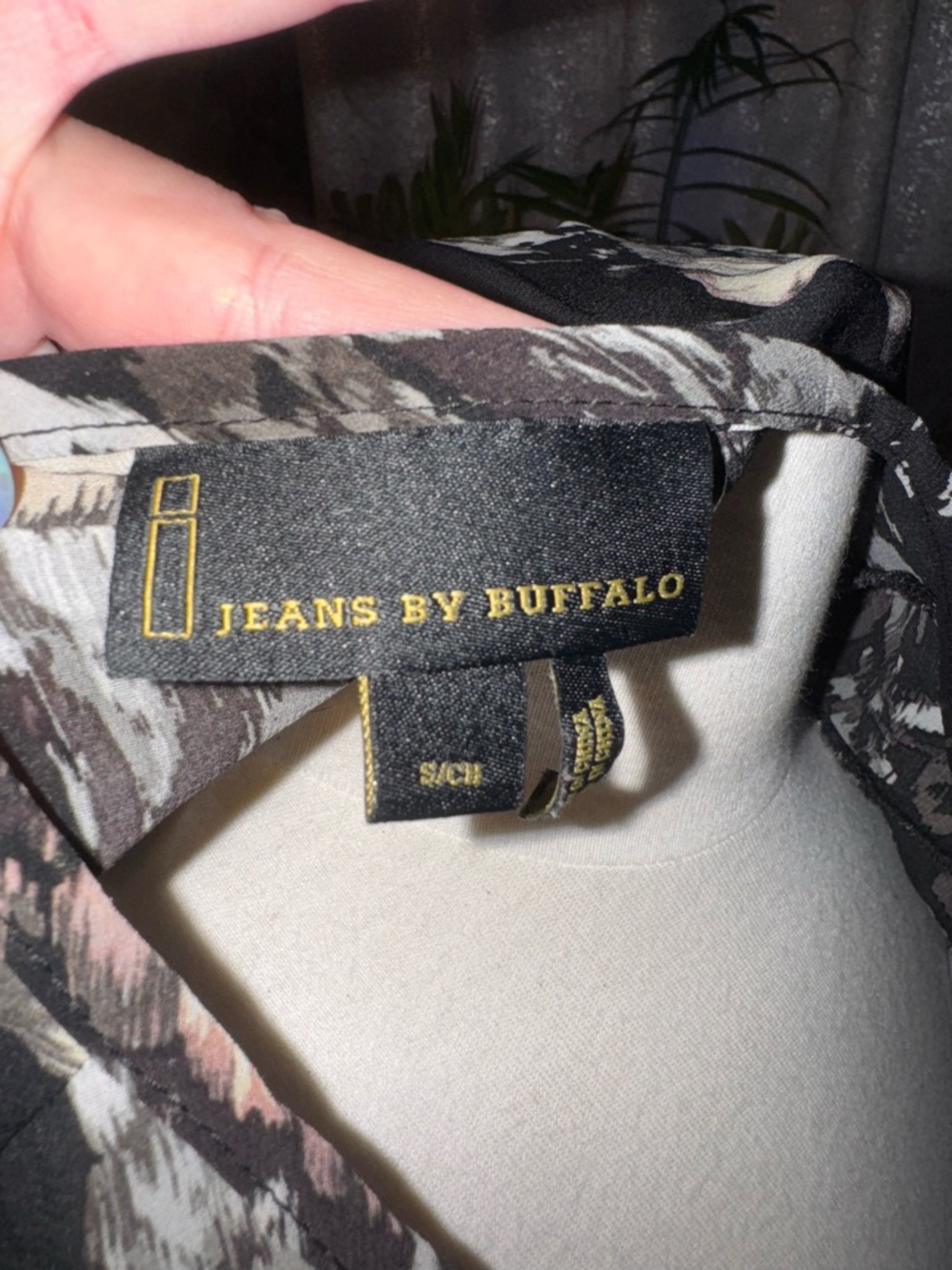 Buffalo David Bitton Black and White Floral Peasant Top - Picture 2 of 4